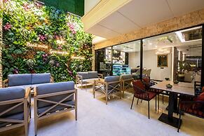 Aprilis Deluxe Hotel