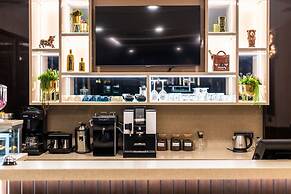 Aprilis Deluxe Hotel