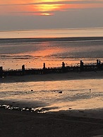 2 Bedroom Caravan at Heacham Beach With Decking