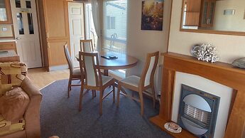 2 Bedroom Caravan at Heacham Beach With Decking