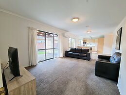 Beautiful 3BR House - WiFi - Car park