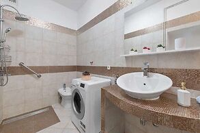 La Guardia apartments