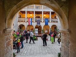 Dalmatian White Shell Apartment