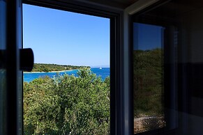 Beachfront Luxury Villa w. Pool & Large Garden