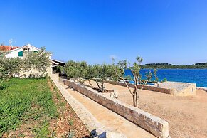 Beachfront Luxury Villa w. Pool & Large Garden