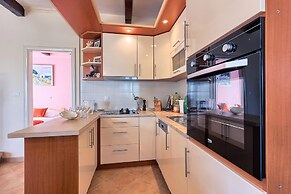 Beachfront Luxury Villa w. Pool & Large Garden