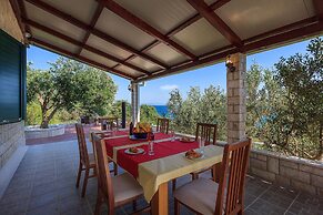 Beachfront Luxury Villa w. Pool & Large Garden