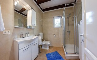 Beachfront Luxury Villa w. Pool & Large Garden