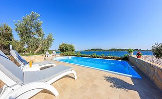 Beachfront Luxury Villa w. Pool & Large Garden