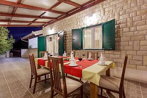 Beachfront Luxury Villa w. Pool & Large Garden