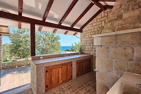 Beachfront Luxury Villa w. Pool & Large Garden