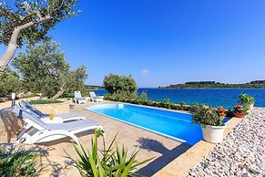 Beachfront Luxury Villa w. Pool & Large Garden