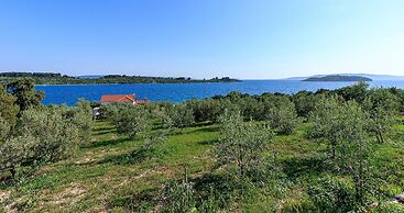 Beachfront Luxury Villa w. Pool & Large Garden