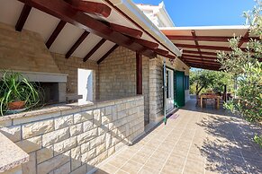 Beachfront Luxury Villa w. Pool & Large Garden