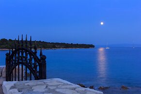 Beachfront Luxury Villa w. Pool & Large Garden