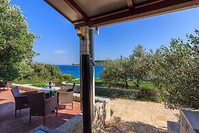 Beachfront Luxury Villa w. Pool & Large Garden