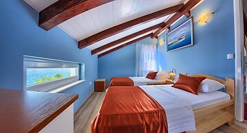 Beachfront Luxury Villa w. Pool & Large Garden