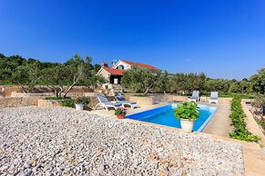 Beachfront Luxury Villa w. Pool & Large Garden