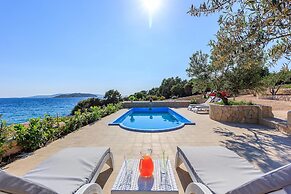 Beachfront Luxury Villa w. Pool & Large Garden