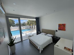 Luxury 4 bed Villa - Private Pool - Sleeps 8
