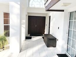 Sunrise Villa 3 Bedroom Home by Redawning