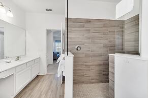 Golf Hideaway With Lake View! Modern Decor and Game Room With Multiple