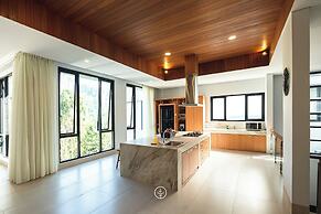 Atsuka Hill View 8BR Vila with Private Heated Pool