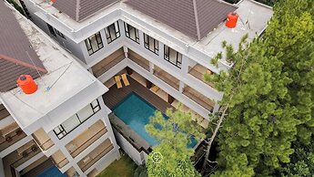 Atsuka Hill View 8BR Vila with Private Heated Pool