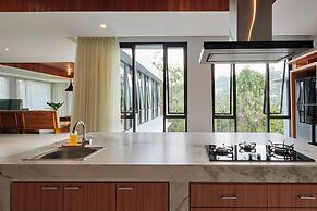 Atsuka Hill View 8BR Vila with Private Heated Pool