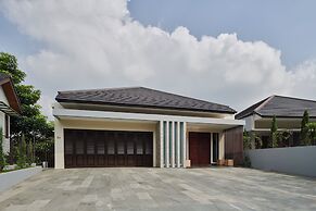 Atsuka Hill View 8BR Vila with Private Heated Pool