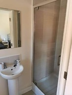 Entire 3 Bedroom House Manchester Free Parking