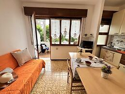 Bright Flat on the Mezzanine Floor - Beahost