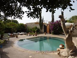 Welcome to Grenadine Double Bedroom and Spacious Garden With Swimming 