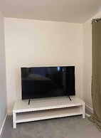 2 Bed House - Sleeps 4 - Parking - Wifi