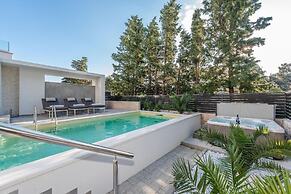 Sunset apartment with private pool and jacuzzi