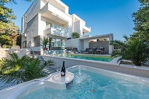 Sunset apartment with private pool and jacuzzi