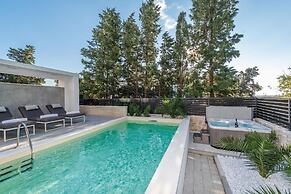 Sunset apartment with private pool and jacuzzi