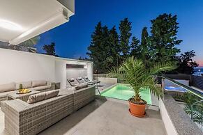 Sunset apartment with private pool and jacuzzi