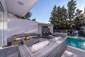 Sunset apartment with private pool and jacuzzi