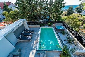 Sunset apartment with private pool and jacuzzi