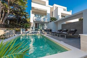 Sunset apartment with private pool and jacuzzi