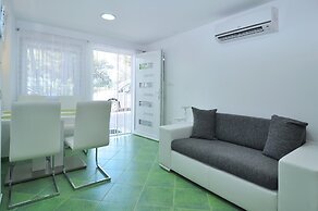 Spacious Modern Apt. With big Patio and sea View