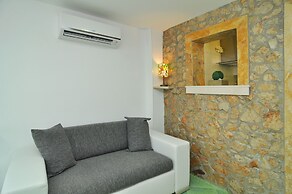 Spacious Modern Apt. With big Patio and sea View