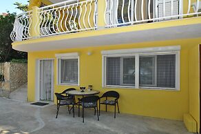 Spacious Modern Apt. With big Patio and sea View