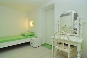 Spacious Modern Apt. With big Patio and sea View