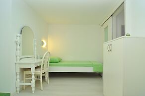 Spacious Modern Apt. With big Patio and sea View