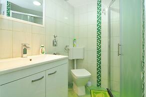 Spacious Modern Apt. With big Patio and sea View