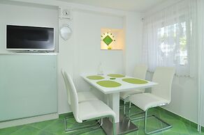 Spacious Modern Apt. With big Patio and sea View