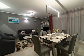 Luxury 90 m2 Apt.w.balcony & Spectacular sea View