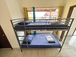 ITH Lazy Lobster Surf Hostel